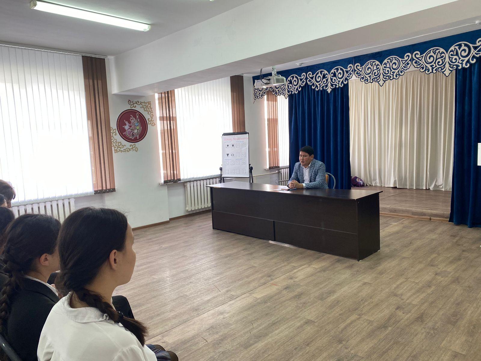 Қорытынды аттестаттауды өткізу туралы мектеп бітіруші түлектерімен түсіндіру жұмысы
