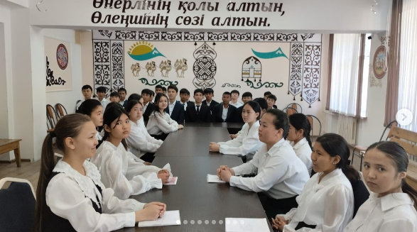 Саяси қуғын-сүргін және ашаршылық құрбандарына тағзым ету мақсатында бірыңғай тәрбие сағаттары ұйымдастырылды.