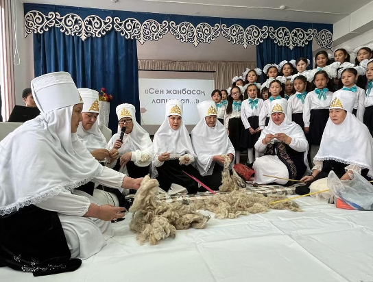 1 -қазан қарттар күніне орай мектебіміздің өнерлі білім алушылары мен ата-аналарымен кеш өтті