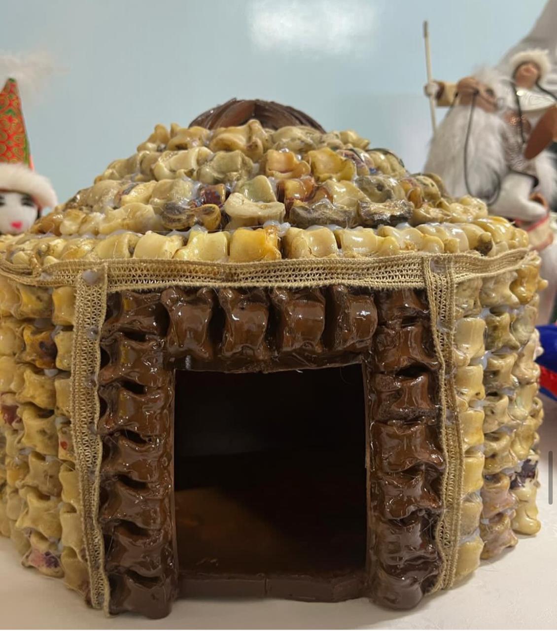 Мектебімізде ұлттық құндылықты насихаттау мақсатында еңбек пәні мұғалімі- Ж. Қосубаев оқушылармен бірігіп. 500 асықтан “ Киіз үй” жасады.