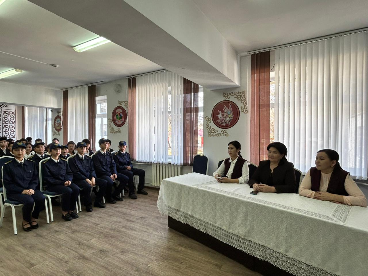 Балаларды жол-көлік қозғалысынан жарақат алудың алдын алу мақсатымен, сонымен қатар жолдар мен көшелерде қауіпсіз мінез-құлыққа байланысты дағдыларды бекіту өте маңызды деп сөз қозғалды.